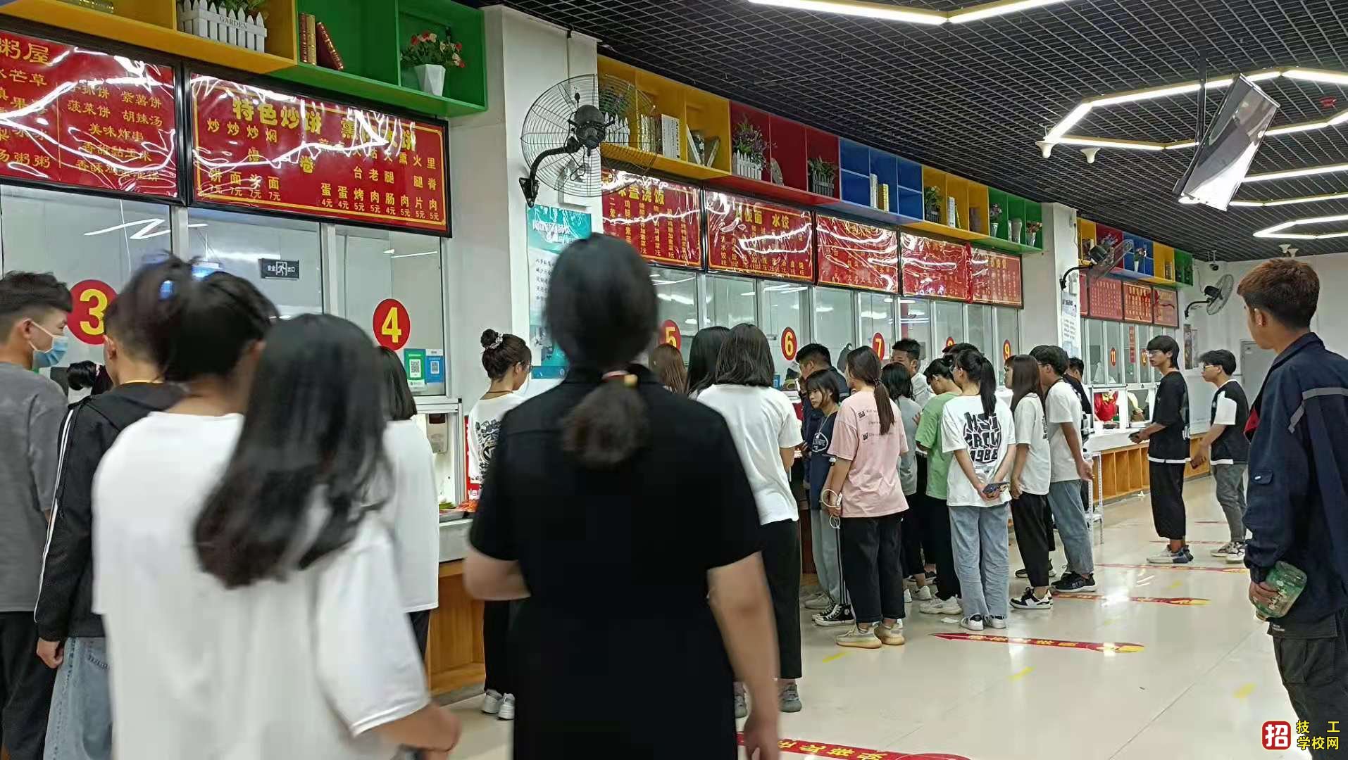 石家庄高级技工学校食堂贵吗？